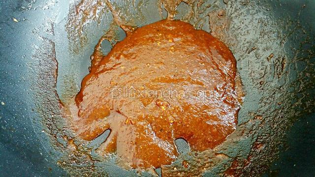 调入水淀粉煮至至粘稠状态即可。