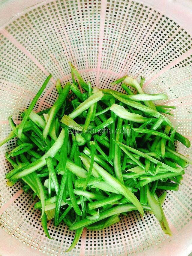将洗净的芹菜斜切段