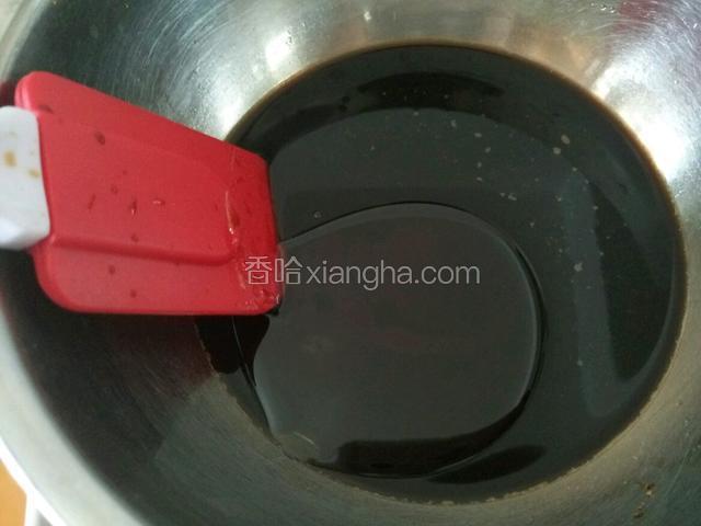 再加入色拉油，搅拌均匀