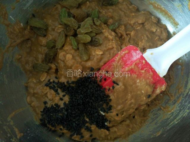 再加入洗净的葡萄干和黑芝麻