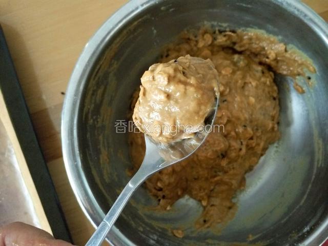 用勺挖成一个球形