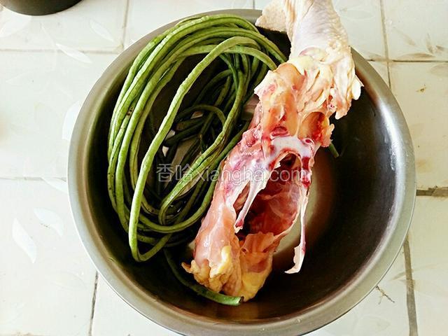 准备长豆角和鸡架