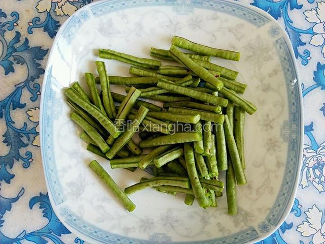 长豆角洗净，切3-4厘米的段。