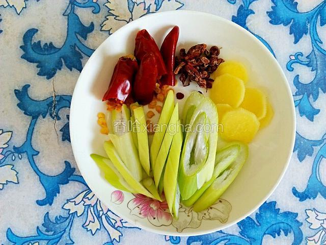 切葱花，姜片，干辣椒掰成两半，再准备花椒八角。