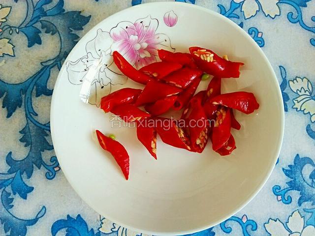 红辣椒洗净，倾斜切1.5厘米左右的段。