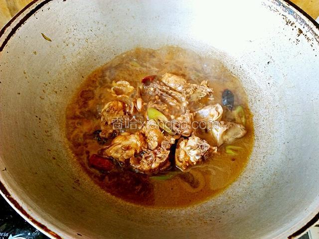 鸡块煸炒至变色，倒入味达美酱油和老抽上色，加饮用水（水漫过鸡块即可）煮一下鸡块。