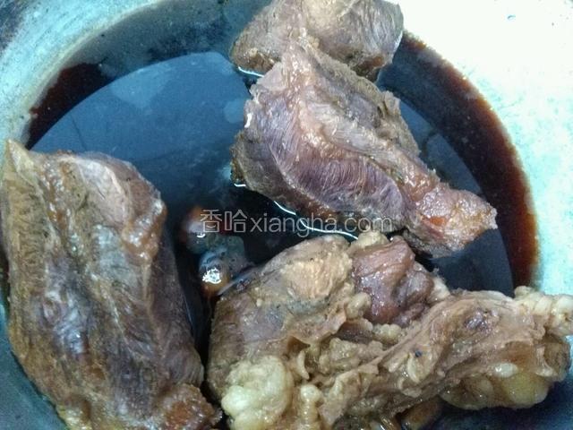 牛腱肉用筷子戳进去能戳的动证明牛腱肉卤好了