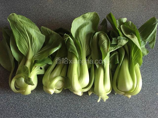 准备择好的油菜，选择新鲜没有黄叶子的