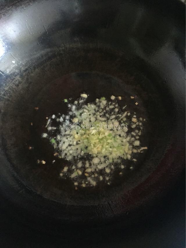 锅烧热，倒油，下葱姜蒜末煸炒