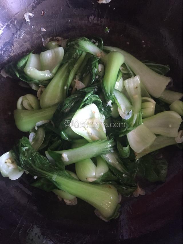 炒至油菜变软，担心别炒大了，变黄了