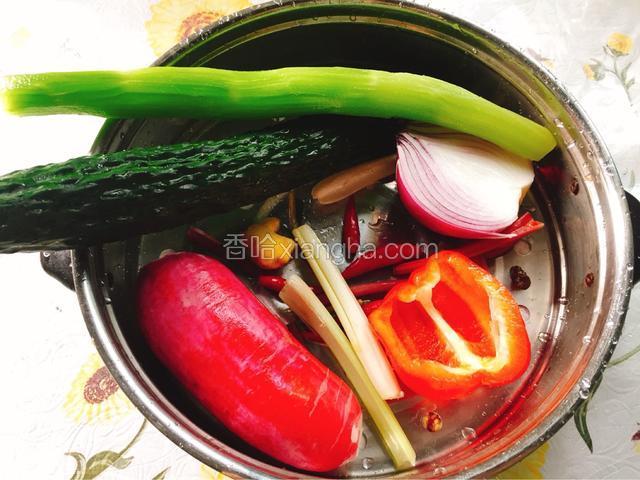 将食材全部洗净。（莴笋削皮，黄瓜不用削皮，甜椒去籽，红皮萝卜用刀背刮干净不用削皮）