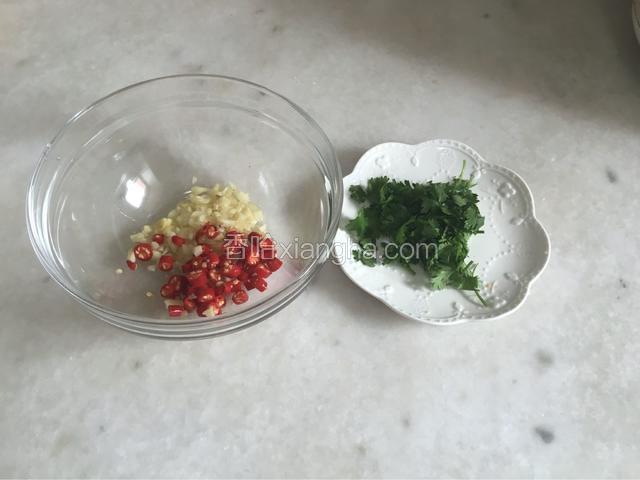 卤鸡爪时，将大蒜切末，小米椒切粒，香菜切段备用
