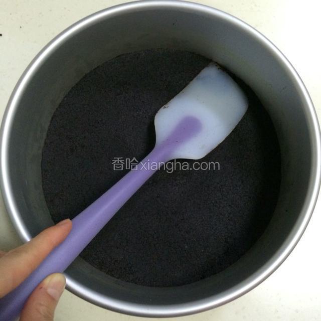然后把搅拌好黄油液体的饼干碎倒入模具内，用刮刀抹平压实，然后放入冰箱冷藏。