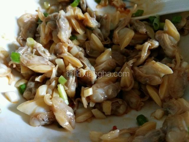 把葱花，蒜蓉，盐，生抽，辣椒油倒入一个大一点的容器里加蚬子肉搅拌均匀