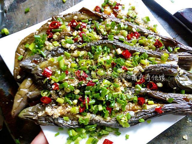依次撒上蒜蓉，青辣椒，红辣椒，葱花，再撒上盐，鸡精，淋入生抽，香醋，香油或食用油，最后撒上花椒粉，搞定！