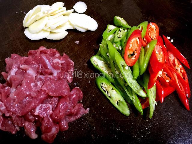 青红尖椒、肉和独蒜头都切片。