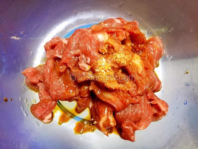 护心肉用生抽和盐腌制5分钟。