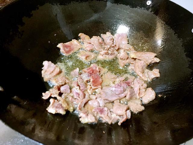 热锅热油放护心肉炒到变色后装出。