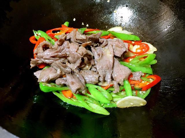 把护心肉倒一起加生抽和鸡精调味装盘。