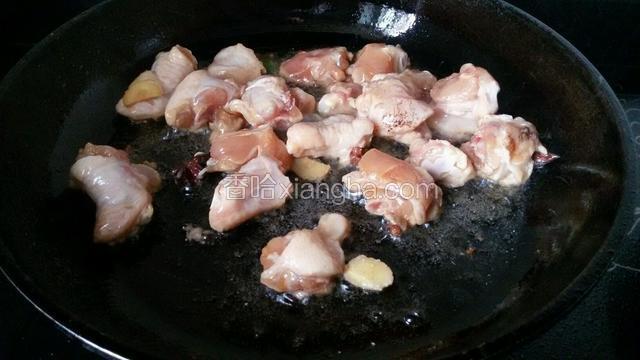 然后放入生鸡肉煸炒。