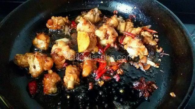 再接着炒干，然后放适量盐和生抽，煸炒均匀关火，关火后放入鸡精和香油即可。