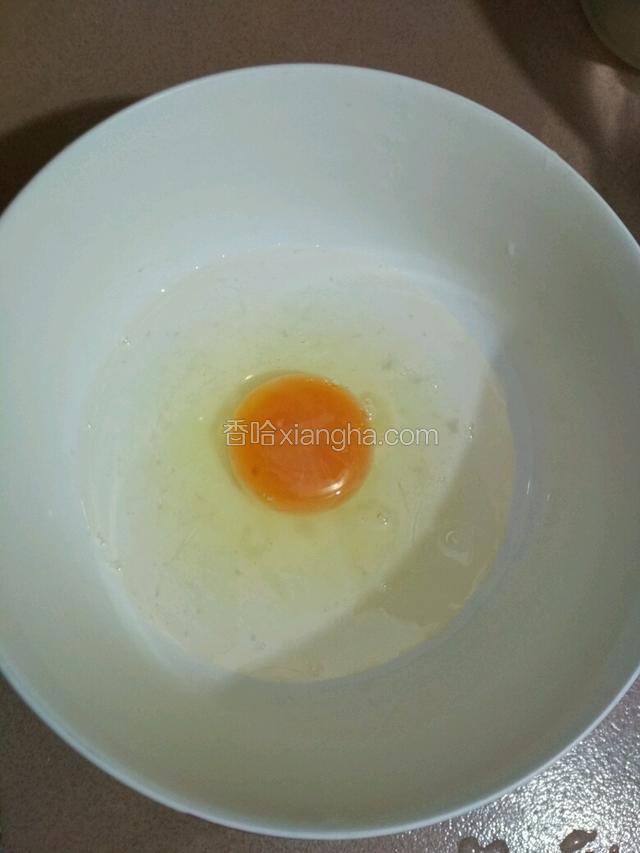 鸡蛋磕碗里