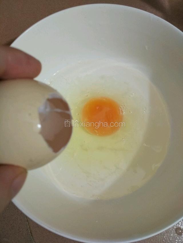 用蛋壳装35℃左右的温水，第一次加满，第二次装半个鸡蛋即可。其实我每次都是以一个鸡蛋就加蛋壳一个半的温水刚刚好，做多就以此类推。