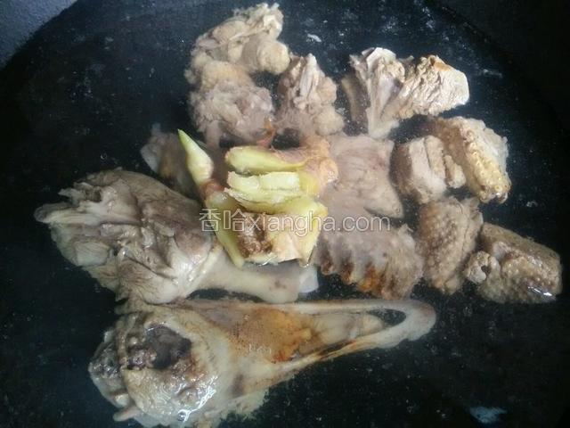 放入老姜，料酒几粒花椒。转大火，煮至出沫，打泡，熟至水清就行了。