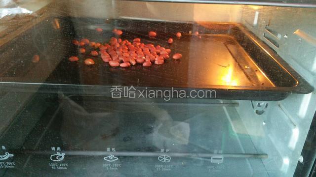 花生放烤箱里200度，烤十分钟左右
