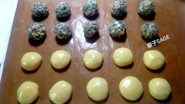 静置好以后，将饼皮和五仁馅按照3:7或者2:8的比例分好（我做的是75克的月饼，按照2：8的比例则是饼皮15克，馅60克）