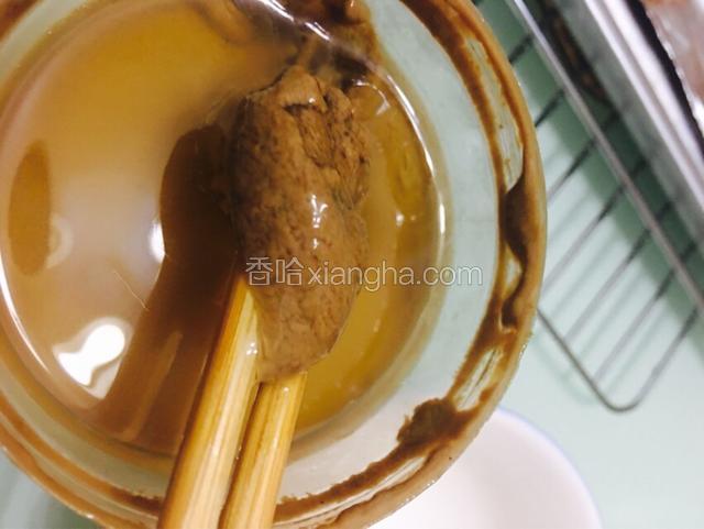 纯芝麻酱用温开水少许调开，因为很绸的，调开后加入上面写的所有调料拌匀
