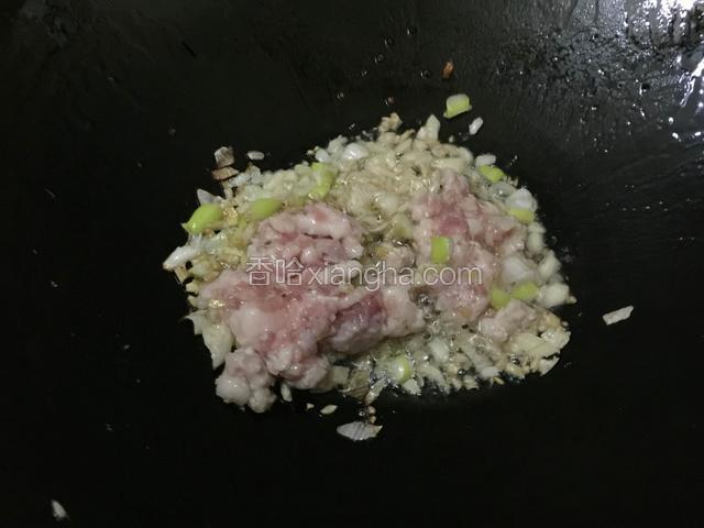 留底油放入葱姜蒜翻炒一下，再放入肉末翻炒片刻，倒入咸鱼（我之前切的咸鱼太多了，放入一半，也就是用了一条小咸鱼）煸香