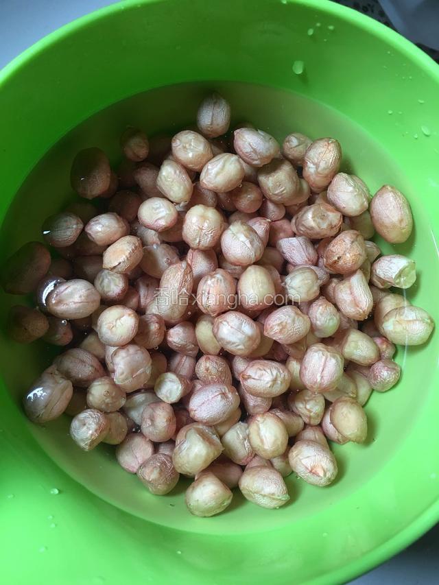 花生提前泡十分钟再洗干净