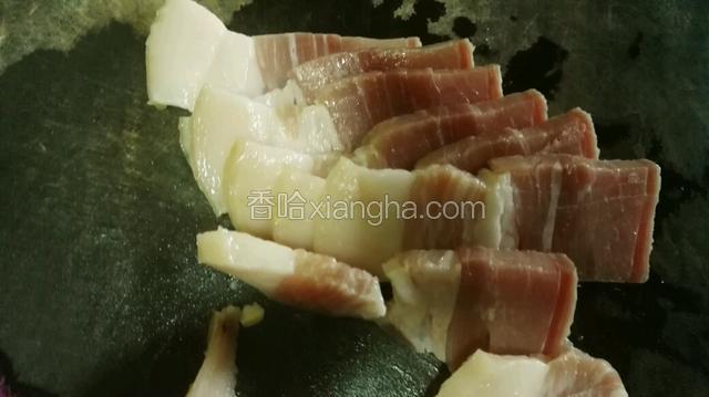 咸肉清洗干净，也切成小块。