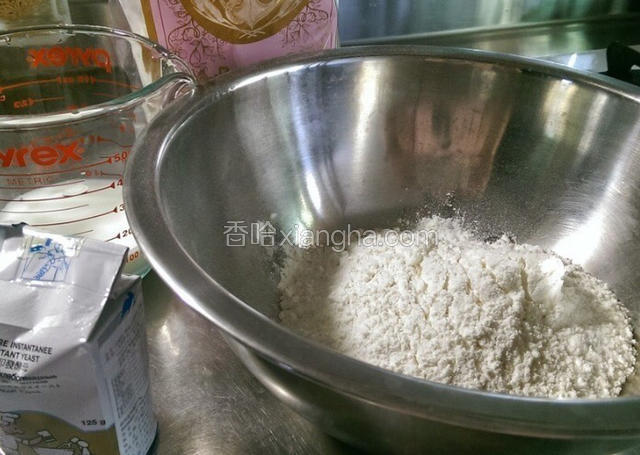 糖，盐和面粉搅匀放在大盆中