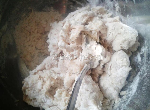 牛奶温热38度来激活酵母，倒入面粉搅拌成絮状