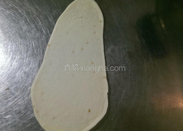 发好的面团排气，平均分成若干份，擀成不规则的长三角形
