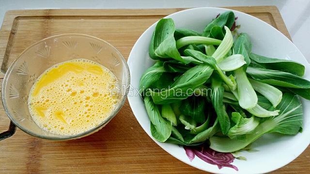 把青菜洗净，鸡蛋滴少许料酒打散。