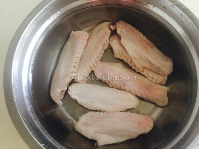 将鸭翅在清水中浸泡半个小时