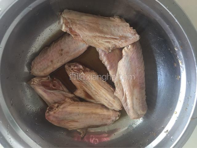 控干水分，用盐、料酒、生抽，胡椒粉腌制二十分钟