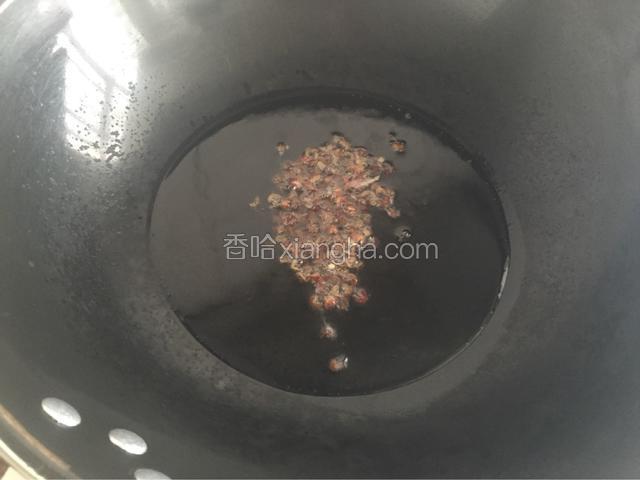 炒锅烧热放油，先放入花椒炒香