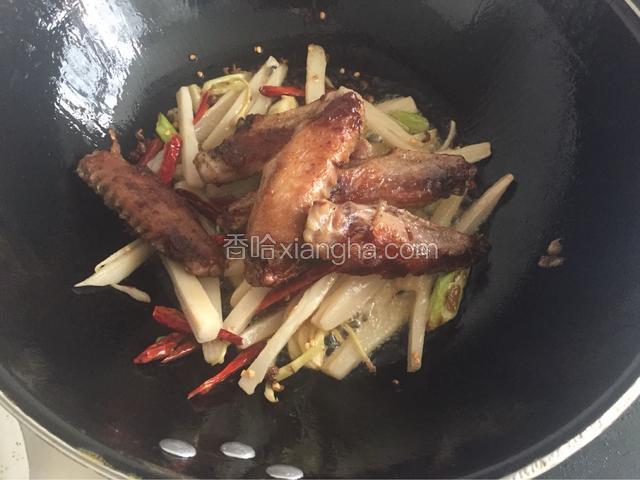 把莲藕条炒的快没水分时放入鸭翅