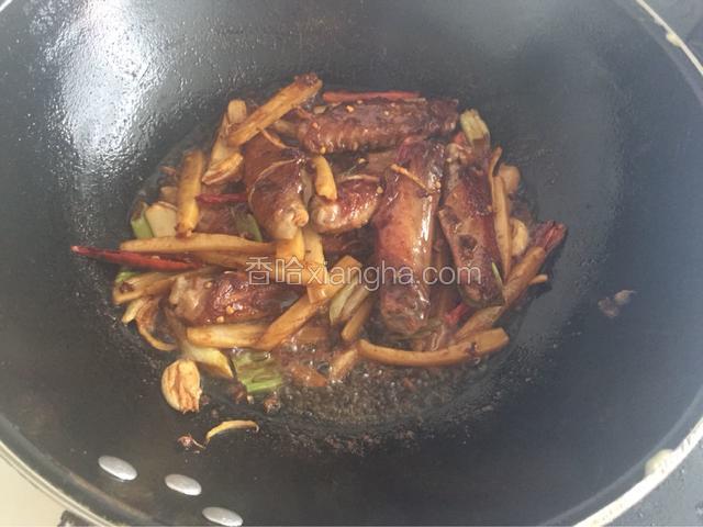倒入适量老抽，料酒，放盐少许