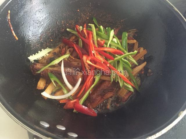 炒至入味倒入青红椒
