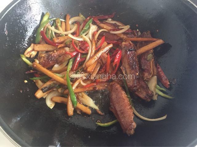 翻炒均匀后倒入洋葱丝，放鸡精适量调味