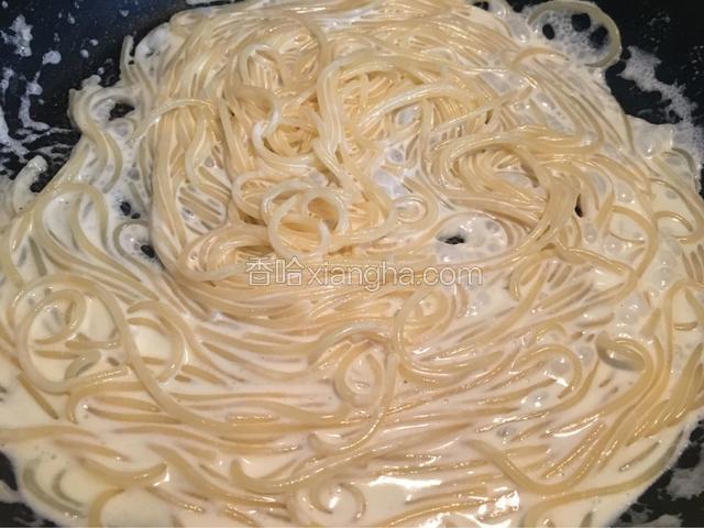 倒入煮熟的面搅拌均匀！