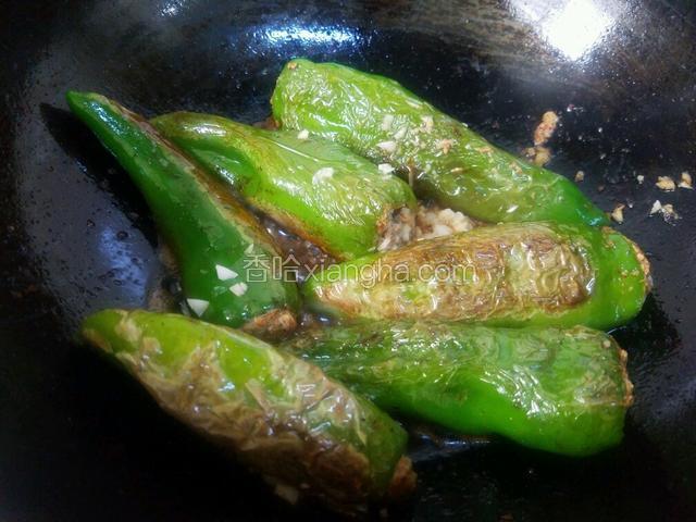 煎好的青椒放入生抽,盐和大蒜爆炒，炒出
香味。