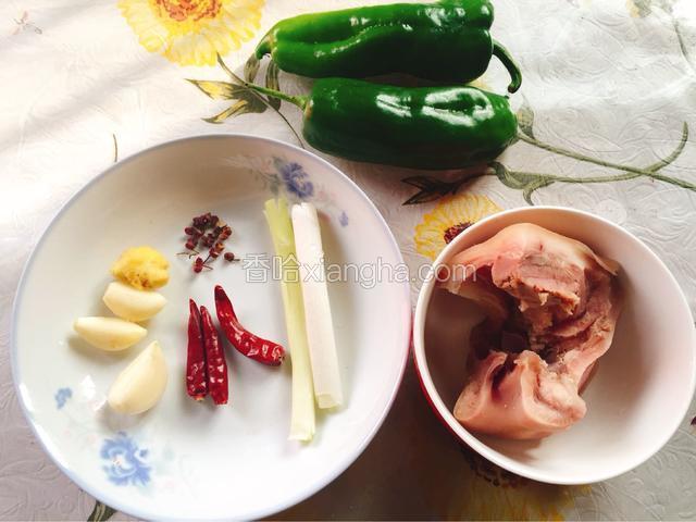 准备好食材。葱姜蒜洗净。（我的猪头肉是已经煮好了的）