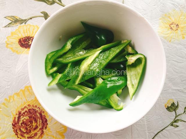 青椒切菱形块状。