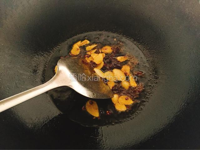 锅内倒入适量的食用油，待油烧至七成热时，加少许豆瓣，姜片蒜片，花椒爆香。